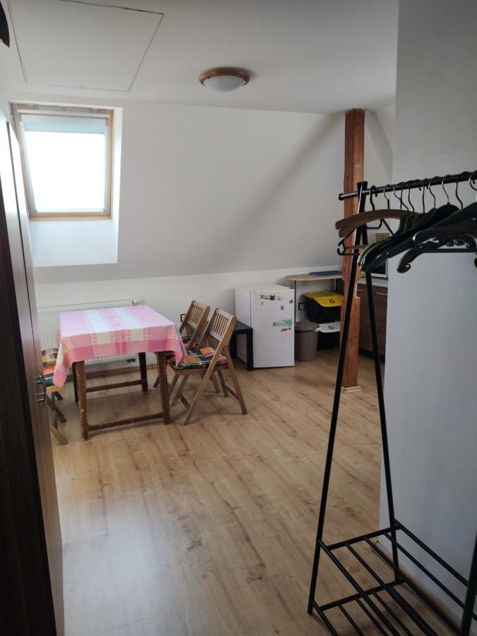 Apartman V Podkrovi Apartment โดบรุชกา ภายนอก รูปภาพ
